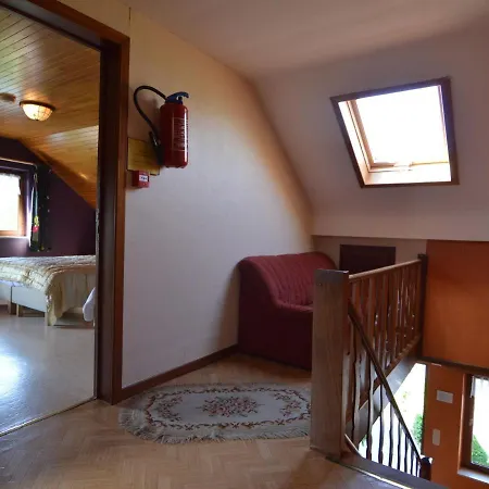 Hébergement de vacances House With Beautiful Wooden Balcony Located Against The Hills *