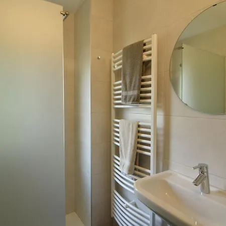 House With Beautiful Wooden Balcony Located Against The Hills Hébergement de vacances