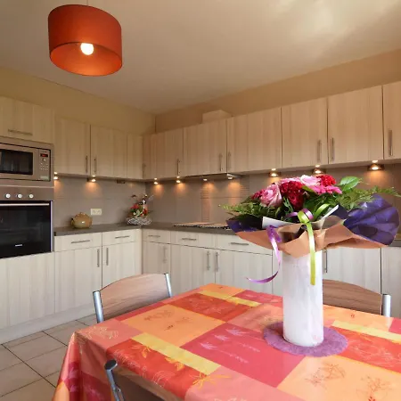 Hébergement de vacances House With Beautiful Wooden Balcony Located Against The Hills *