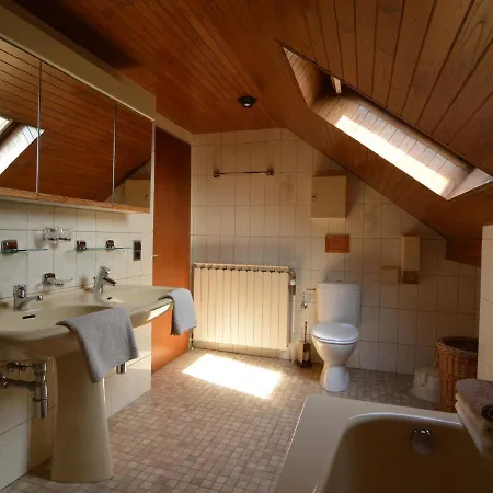 House With Beautiful Wooden Balcony Located Against The Hills Hébergement de vacances
