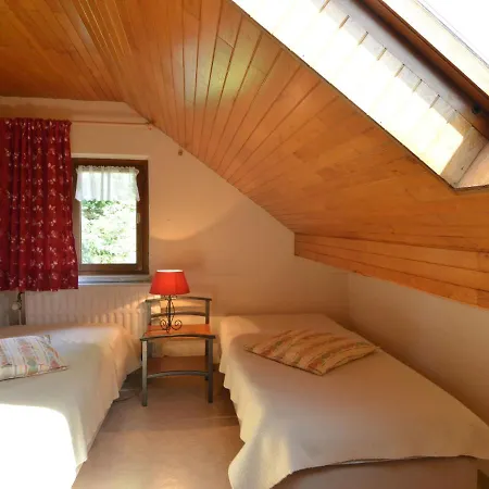 House With Beautiful Wooden Balcony Located Against The Hills Hébergement de vacances *