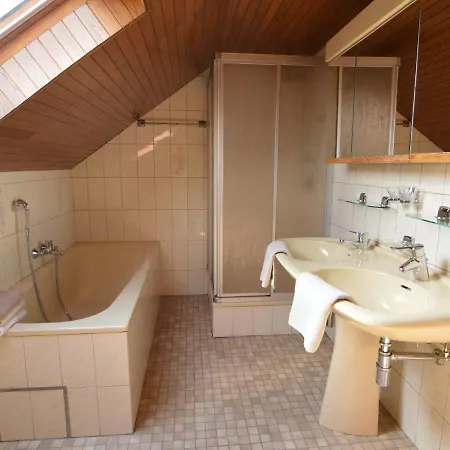 House With Beautiful Wooden Balcony Located Against The Hills Hébergement de vacances