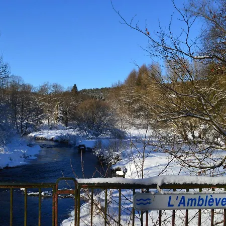 Hébergement de vacances House With Beautiful Wooden Balcony Located Against The Hills *